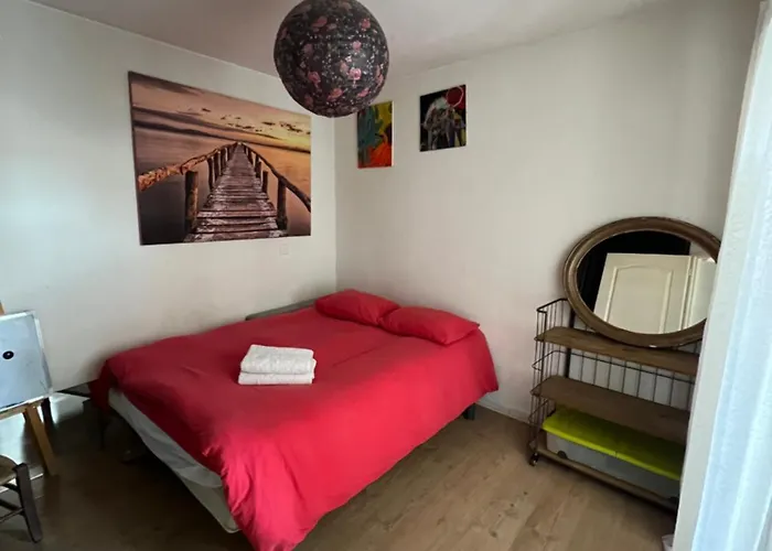 Superbe Appartement 2 Chambres Terrasse 4 A 6 Couchages Piscine A Deux Pas Des Plages Et Du Centre Ville